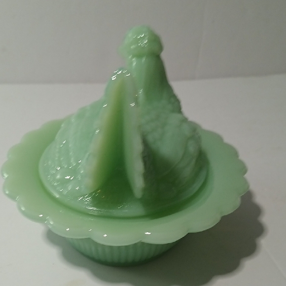 Vintage-Style Jade Green Hen Dish - Picture 4 of 9